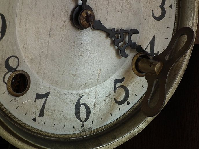 A00182 TRADEMARK アンティーク ネジ巻き式の古い木製振り子時計