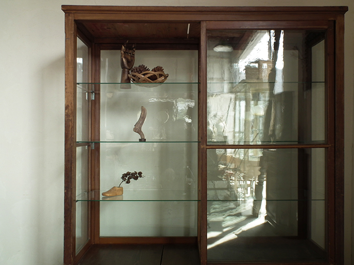 C00273 アンティーク 古い木味の大きな４面ガラスショーケース | MANSIKKA antiques