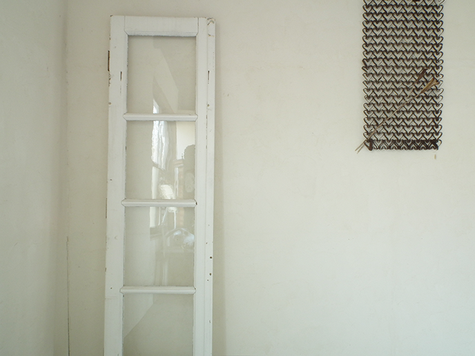 M00059 USアンティーク 古い白色ペイントの木製窓（丸座無し