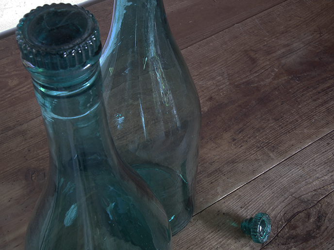 I00699 レトロ 色ガラス 古い蓋付き一升瓶 | MANSIKKA
