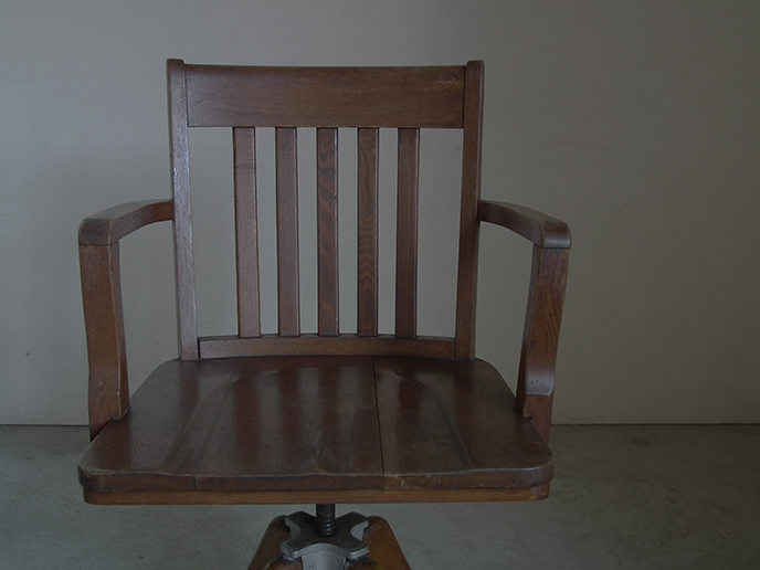 E03451 アンティーク 楢材 古い木味のドクターチェア 回転椅子