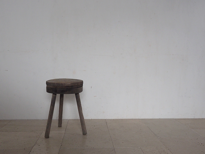 J07833 フランス アンティーク 木製三脚スツール 椅子 | MANSIKKA 