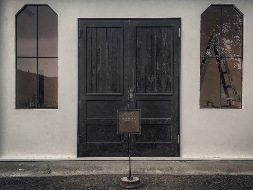 MANSIKKA antiquesの入り口の黒い扉