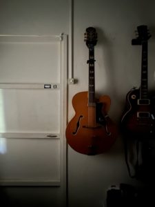 壁掛けのギター