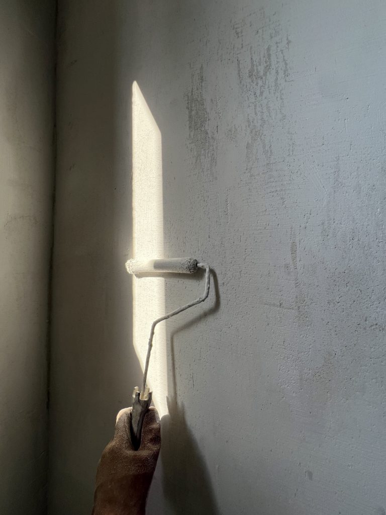 壁面に塗装をしている画像