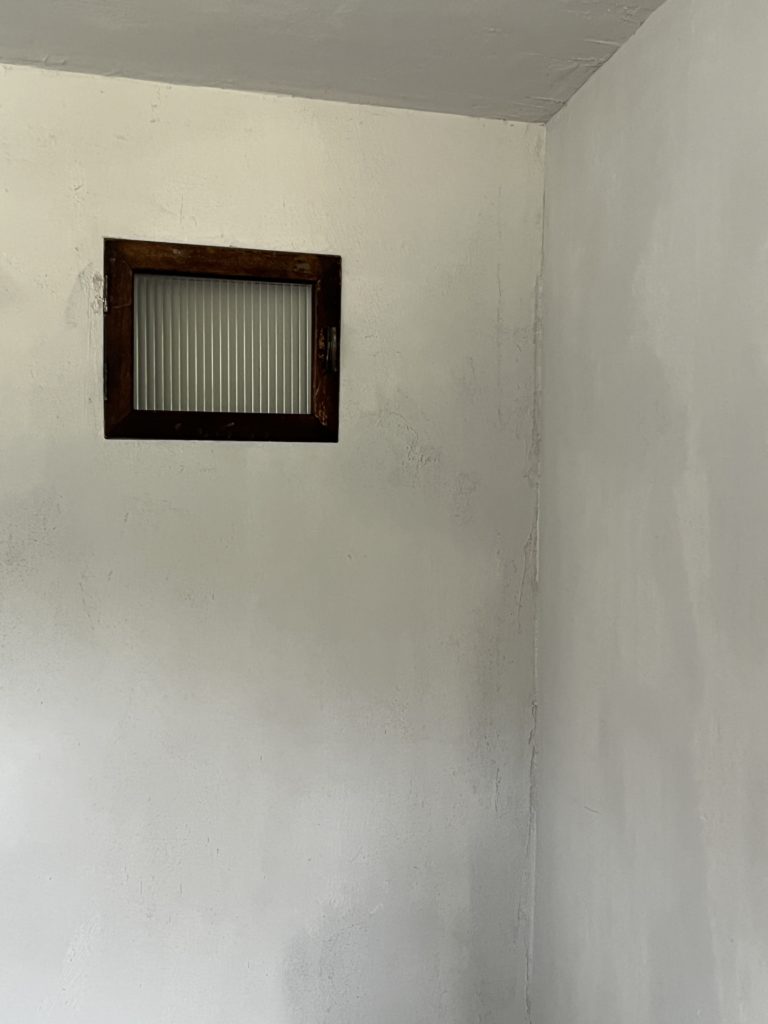 米軍ハウスの建具を取り付けている画像