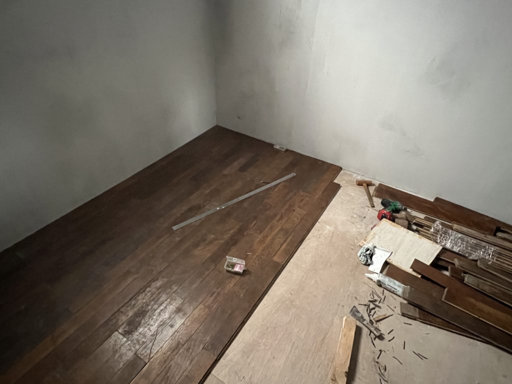 床材を張る画像